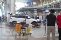Sebuah kenderaan utiliti sukan (SUV) merempuh pintu kaca Balai Berlepas Lapangan Terbang Antarabangsa Kota Kinabalu (KKIA), Jumaat lepas.