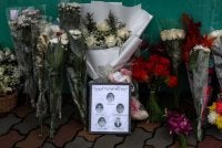 Jambangan bunga dan gambar mangsa yang terkorban diletakkan di tugu peringatan sementara di luar Sekolah Debsirin Nonthaburi, di daerah Bang Kruai, wilayah Nonthaburi, pinggir Bangkok. Foto Agensi