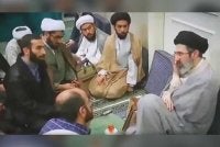 Tangkap layar klip itu menunjukkan Mojtaba sedang berinteraksi dengan beberapa pengikutnya. Foto: Agensi