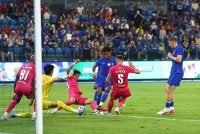 Pemain Chelsea, Estevao Willian Almeida de Oliveira Goncalves melakukan percubaan yang dihalang beberapa pemain JDT pada perlawanan persahabatan antarabangsa antara JDT dan Chelsea FC di Stadium Sultan Ibrahim, hari ini. Foto Bernama 