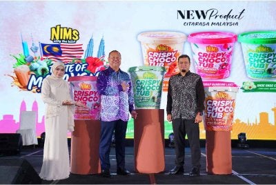 Timbalan Ketua Pegawai Eksekutif MATRADE, Mansor Shah Wahid (tengah) bergambar bersama Ketua Pegawai Eksekutif Nims Adeliciousz Sdn Bhd, Tengku Norhanim Tengku Othman (kiri) dan Ketua Pegawai Operasi NIMS Group Sdn. Bhd, Faiz Hussamuddin pada Majlis Pelancaran Produk Baharu NIMS di IDCC Shah Alam pada Sabtu. Foto SINAR HARIAN / MOHD HALIM ABDUL WAHID