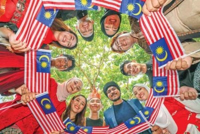 Malaysia ialah negara majmuk yang mempunyai sejarah pembentukan politik, kontrak sosial dan struktur masyarakat yang unik. - Gambar hiasan
