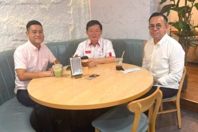 Kon Yeow ketika mengadakan pertemuan dengan Steven dan Zairil selepas mempengerusikan Mesyuarat Majlis Pimpinan PH Pulau Pinang pada Sabtu. Foto FB Chow Kon Yeow 