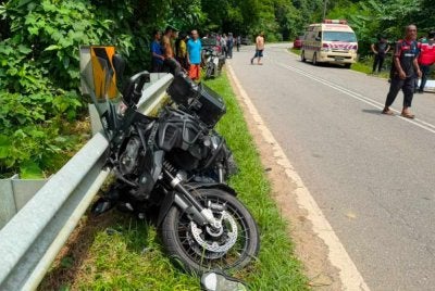 Seorang penunggang motosikal berkuasa tinggi maut semasa berkonvoi bersama rakan-rakannya dari Temerloh, Pahang menuju ke Betong, Thailand. Foto: PDRM