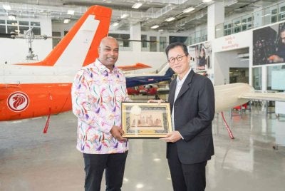 Ramanan (kiri) semasa lawatan kerjanya ke ITE Singapura.