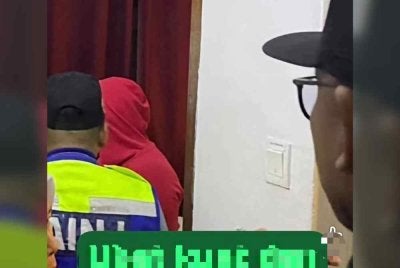 Mereka ke hotel berkenaan menaiki kereta dipandu lelaki terbabit dan mendaftar masuk bilik pada jam 10 malam.