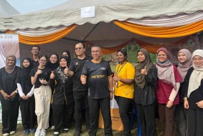 Adly (tengah) mengadakan lawatan ke reruai pameran pada Program Santuni Madani Bukit Katil pada Ahad.