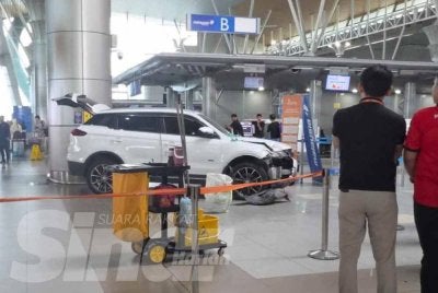 Sebuah kenderaan utiliti sukan (SUV) merempuh pintu kaca Balai Berlepas Lapangan Terbang Antarabangsa Kota Kinabalu (KKIA), Jumaat lepas.