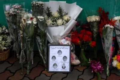 Jambangan bunga dan gambar mangsa yang terkorban diletakkan di tugu peringatan sementara di luar Sekolah Debsirin Nonthaburi, di daerah Bang Kruai, wilayah Nonthaburi, pinggir Bangkok. Foto Agensi