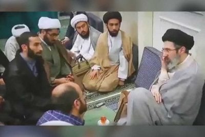 Tangkap layar klip itu menunjukkan Mojtaba sedang berinteraksi dengan beberapa pengikutnya. Foto: Agensi