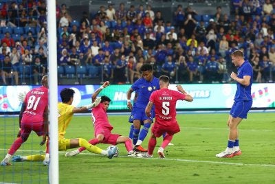 Pemain Chelsea, Estevao Willian Almeida de Oliveira Goncalves melakukan percubaan yang dihalang beberapa pemain JDT pada perlawanan persahabatan antarabangsa antara JDT dan Chelsea FC di Stadium Sultan Ibrahim, hari ini. Foto Bernama 