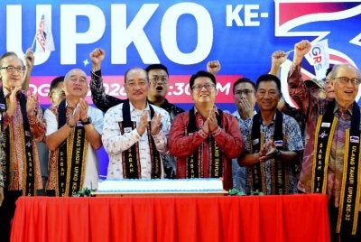 Ketua Menteri Sabah, Datuk Seri Hajiji Noor bersama Timbalan Ketua Menteri yang juga Presiden Parti UPKO Datuk Ewon Benedick pada majlis perasmian Majlis Ulang Tahun UPKO Ke-30 di Dewan Hongkod Koisaan Penampang malam tadi. Foto Bernama 