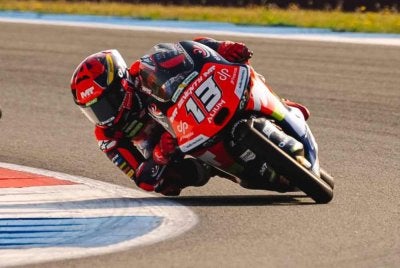 Pelumba sensasi Moto3 negara, Hakim Danish Ramli terpaksa menamatkan saingan Grand Prix (GP) Britain awal selepas terjatuh pada pusingan kelima di Litar Silverstone hari ini. Gambar fail 