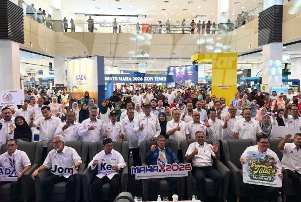 Mohamad (tengah) yang hadir merasmikan program di Kota Bharu. Foto: ADILA SHARINNI WAHID