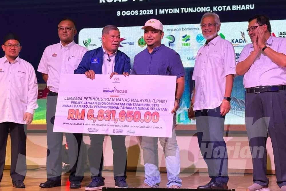 Penyampaian peruntukan bagi projek pembangunan penanaman nanas. Foto: ADILA SHARINNI WAHID