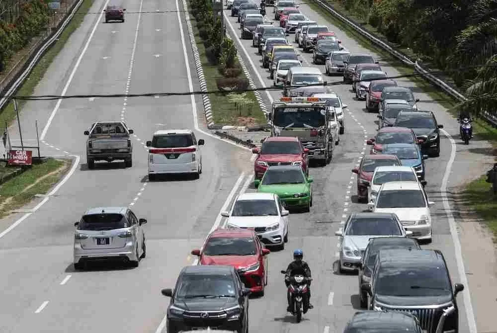 Antara keadaan di jalan raya yang sering dikongsi pengguna lebuh raya di media sosial.