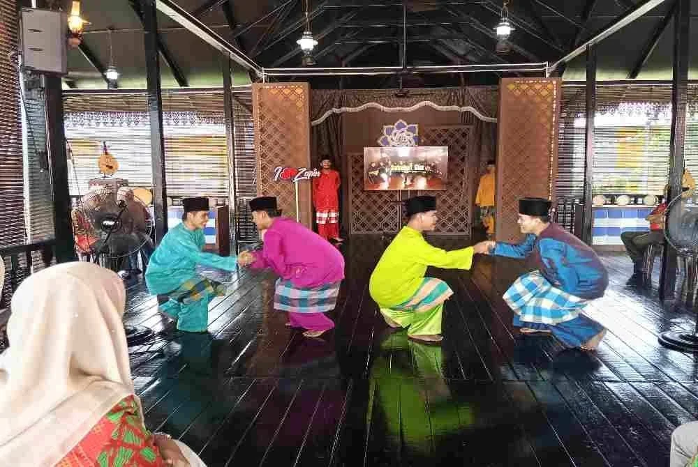 Persembahan zapin di Rumah Zapin Johor menghidupkan seni tari tradisional negeri ini menerusi gerak langkah cukup bersemangat. 