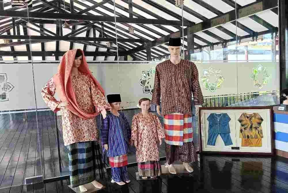 Antara koleksi pakaian warisan yang dipamarkan.