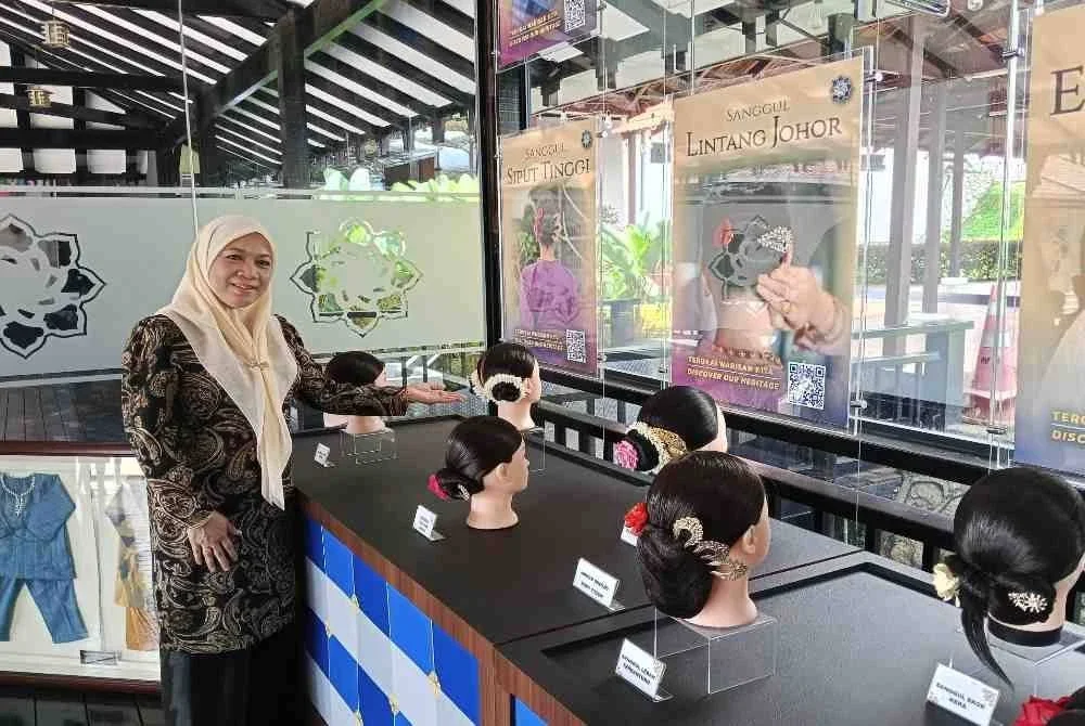Zurawaty menunjukkan keunikan sanggul tradisional wanita Johor.