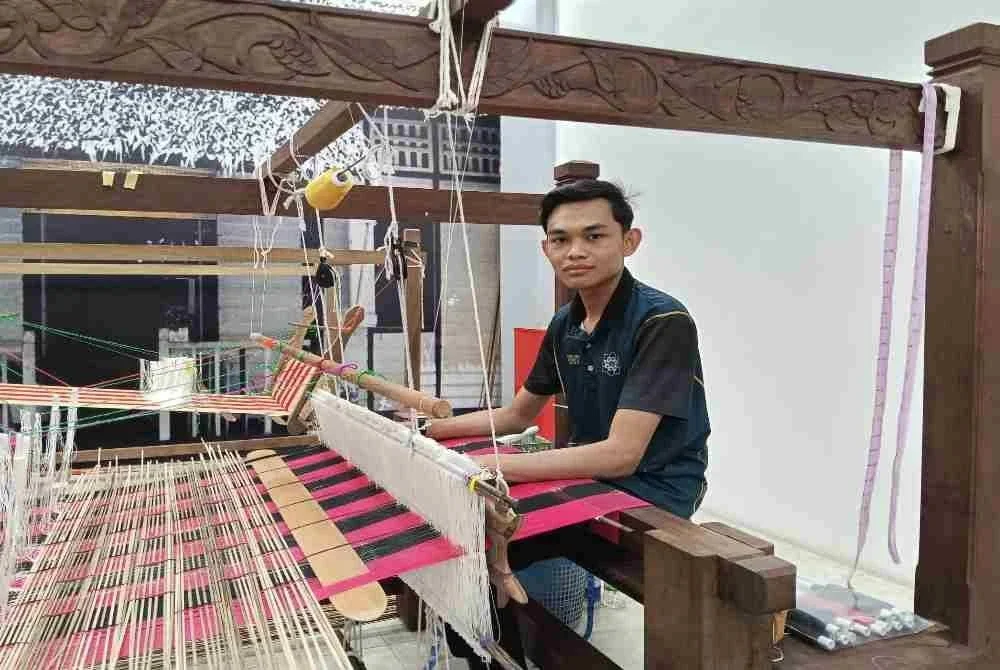 Mohamad Sharil penenun muda di Kompleks Warisan Sultan Abu Bakar, Johor Bahru.