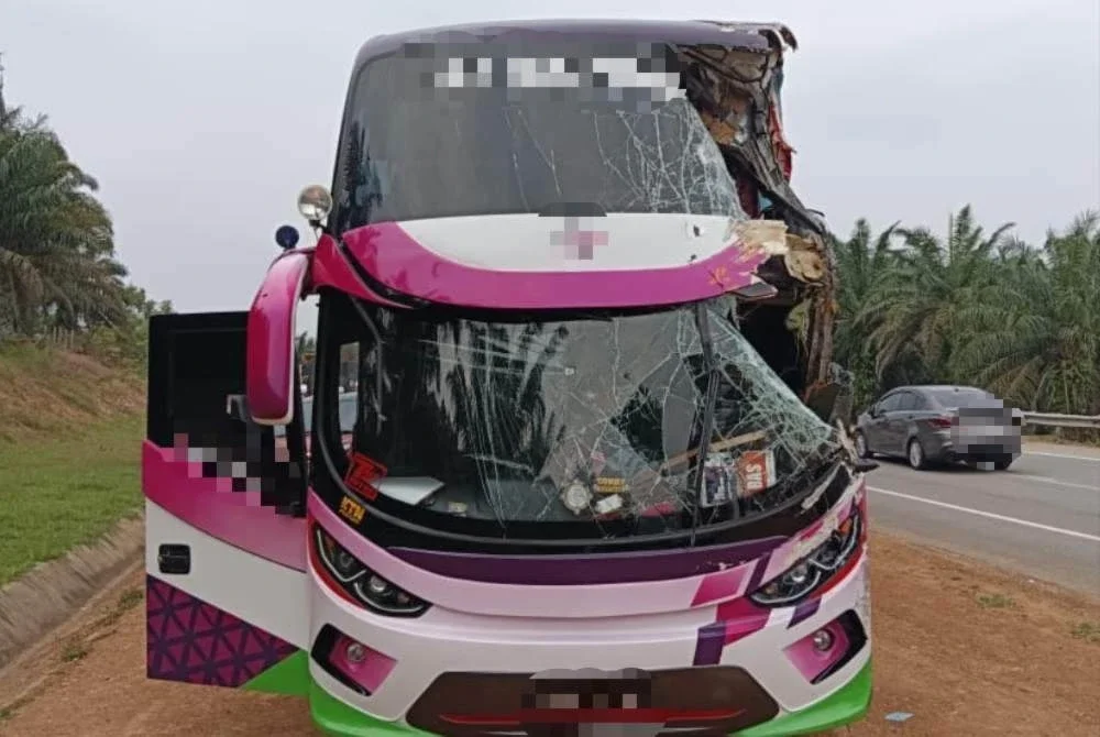 Keadaan bas selepas dirempuh sebuah treler di Jalan Besar Jengka 18 pada Ahad. Foto: Polis Maran.