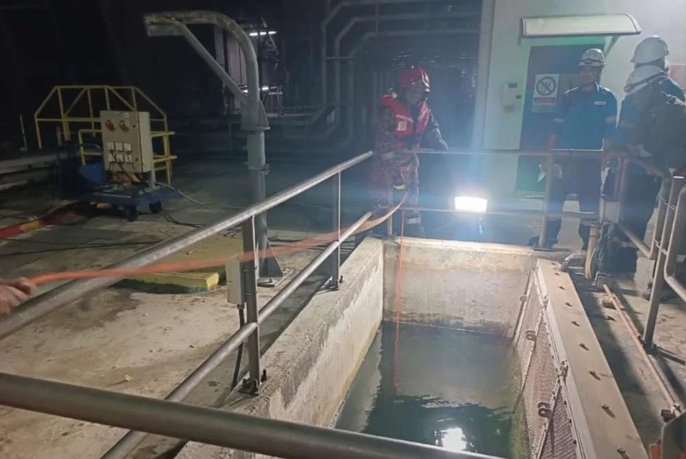 Sepasukan anggota bomba digerakkan ke lokasi untuk mengesan kehilangan mangsa yang terjatuh di dalam kolam loji janakuasa di Kuala Langat pada Ahad. Foto: JBPM Selangor.
