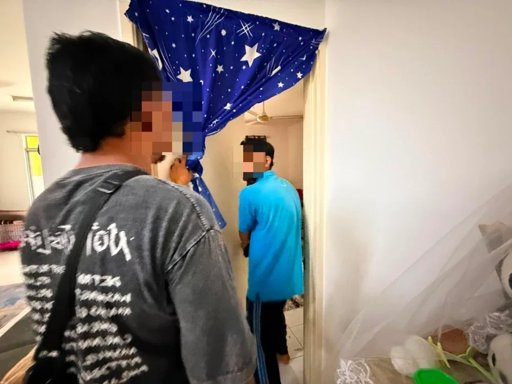 Seorang lelaki Pakistan yang tular dalam kenderaan dengan logo JIM ditahan di sebuah kondominium di Setapak pada Ahad. Foto: JIM