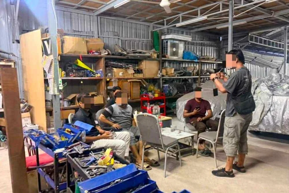 JIM menyerbu kedai cuci kenderaan di Jalan Kuching sebelum menemui Toyota Hilux yang dipercayai tular menggunakan logo jabatan. Foto: JIM