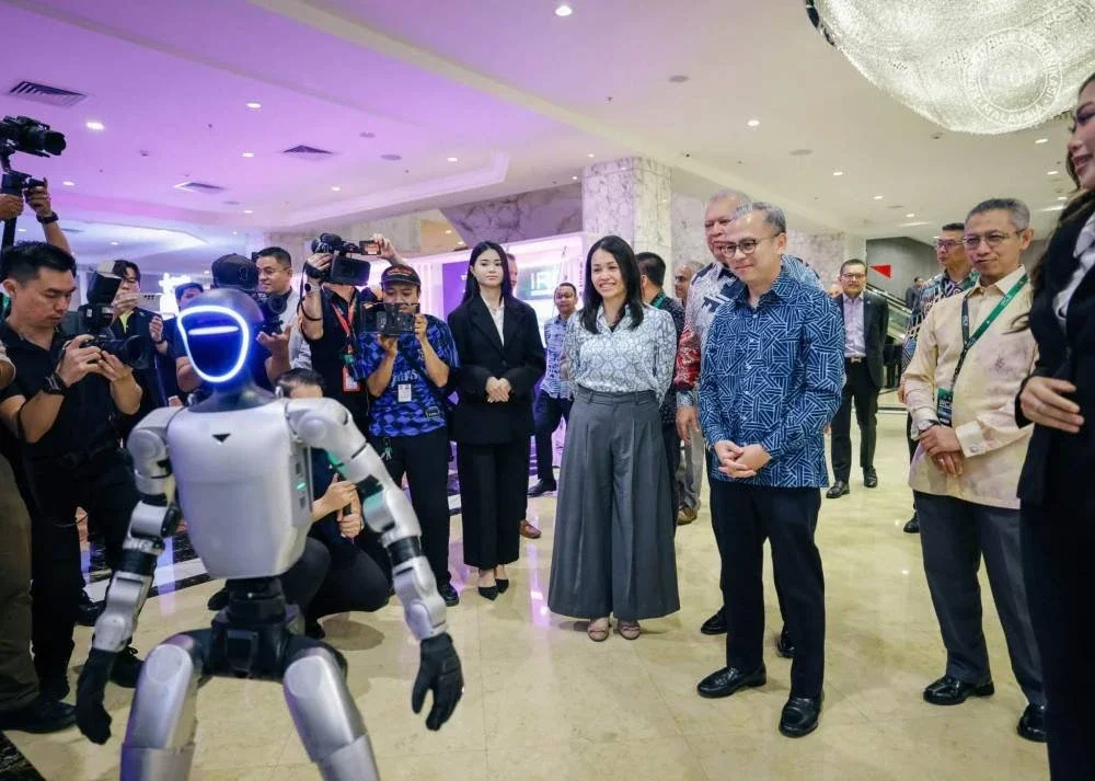 Fahmi meluangkan masa melihat inovasi robot ketika merasmikan Persidangan Kawal Selia Antarabangsa (IRC) 2026 yang diadakan di sebuah hotel di Kuala Lumpur pada 21 hingga 22 Julai lalu.