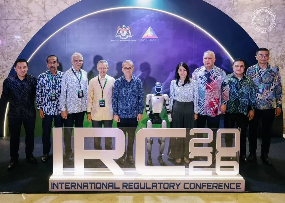 Fahmi (tengah) bersama tetamu yang hadir pada Persidangan Kawal Selia Antarabangsa (IRC) 2026 berlangsung di sebuah hotel di Kuala Lumpur.