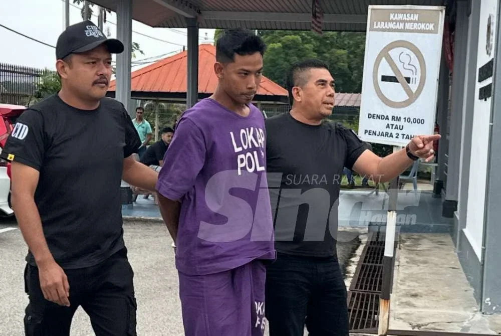 Tertuduh (tengah) dikawal ketat ketika berjalan menuju ke lokap. Foto SINAR HARIAN/ADILA SHARINNI WAHID