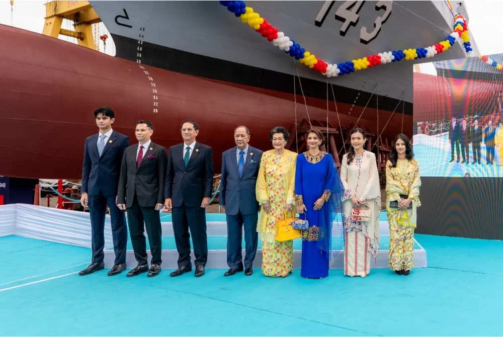 Tetamu kenamaan VVIP dan VIP bergambar bersama kapal ketiga LMSB2 TLDM, Tunku Osman Jewa.