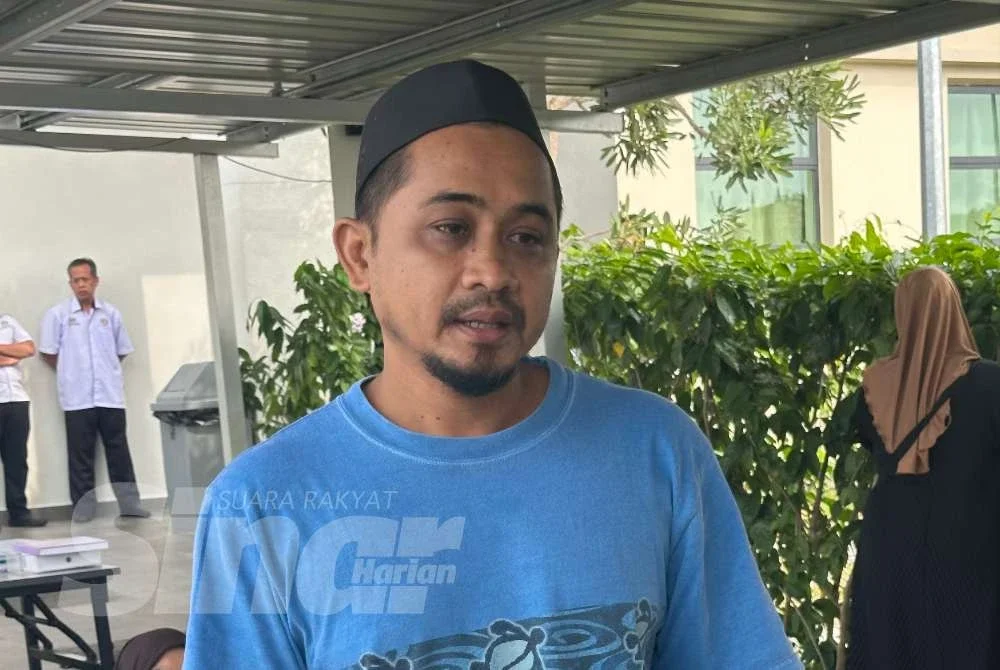 Mohamad Khairudi ditemui di kawasan luar Jabatan Forensik Hospital Pasir Gudang pada Isnin.