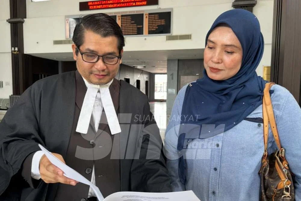 Mohd Syukran (kiri) menunjukkan penyata tuntutan saman kepada Noor Azleen. Foto SINAR HARIAN/ADILA SHARINNI WAHID