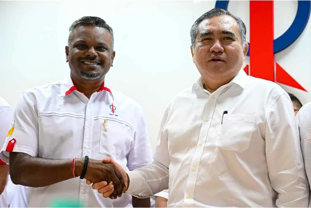 Anthony (kanan) berjabat tangan dengan Arul Kumar ketika sidang akhbar selepas mesyuarat jawatankuasa DAP Negeri Sembilan pada Isnin. Foto: Bernama