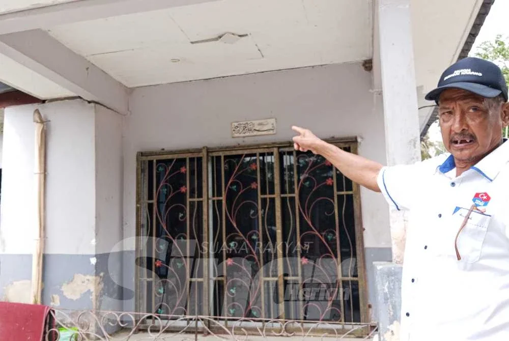 Abdullah menunjukkan keretakan pada dinding rumahnya di Kampung Peradin, Pontian yang didakwa semakin ketara akibat gegaran treler membawa muatkan sisa binaan.