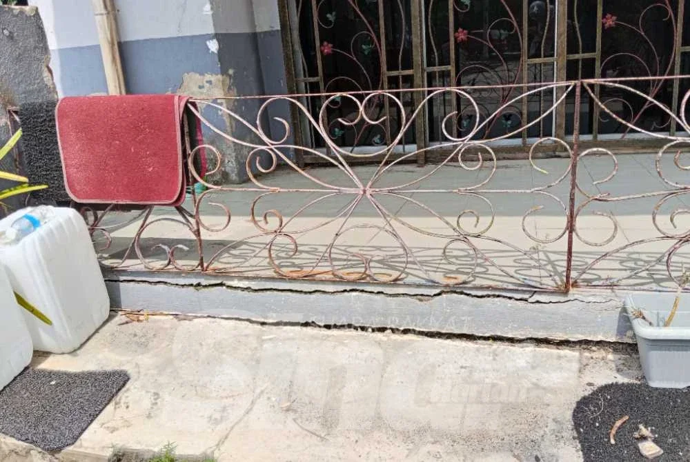 Kesan keretakan pada struktur rumah yang semakin ketara.