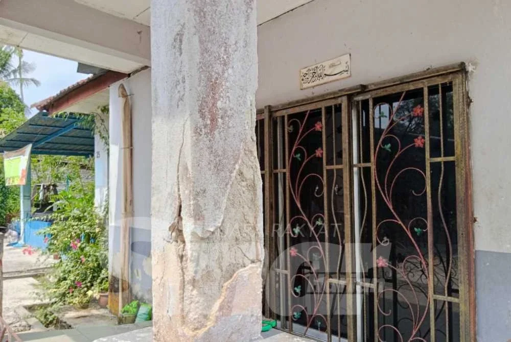 Kesan keretakan pada struktur rumah yang semakin ketara.