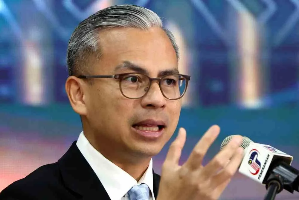 Fahmi berucap pada Majlis Anugerah Perkhidmatan Cemerlang (APC) Kementerian Komunikasi Zon Sabah. Foto Bernama