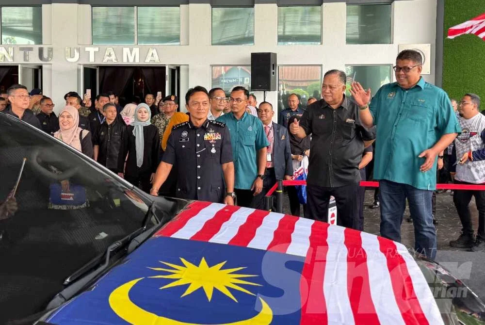 Ab Rauf (kanan) ketika menyempurnakan pelepasan peserta konvoi Kibar Jalur Gemilang.
