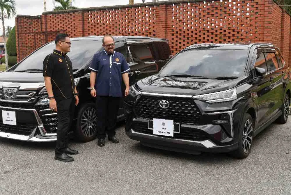 Mohd Misuari (kanan) bersama pegawai melihat Kenderaan Perkhidmatan Pelancongan (KPP) tanpa permit yang disita ketika ditemui Bernama di Ibu Pejabat JPJ, Panji. Foto Bernama