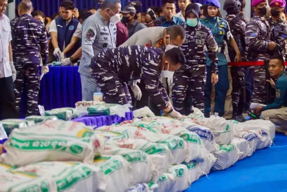 Pihak berkuasa menunjukkan 65 guni mengandungi ketamin yang disembunyikan di dalam kapal tersebut. - Foto Agensi