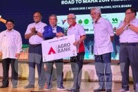 Mohamad (tiga dari kiri) memperkenalkan penaja utama Agro Bank yang diwakili Tengku Ahmad Badli Shah (tiga dari kanan). Foto: ADILA SHARINNI WAHID