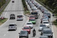 Antara keadaan di jalan raya yang sering dikongsi pengguna lebuh raya di media sosial.