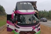 Keadaan bas selepas dirempuh sebuah treler di Jalan Besar Jengka 18 pada Ahad. Foto: Polis Maran.