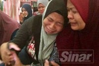 Nik Hasmani dan anak sulungnya, Wan Nurfazleen Amirah, 22, tidak dapat menahan air mata setiap kali menatap gambar Wan Muhammed Adam. Gambar fail Sinar Harian
