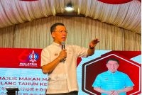 Kor Ming ketika berucap sempena Majlis Makan Malam Perdana Ulang Tahun ke-60 DAP di Buntong pada Ahad.