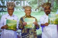 Ahmad Zahid (tengah) bergambar bersama Menteri Kesihatan, Datuk Seri Dr Dzulkefly Ahmad (kiri) dan Timbalan Yang Dipertua Dewan Rakyat, Datuk Dr Ramli Mohd Nor (kanan) pada majlis pelancaran Pelan Strategik Penentu Sosial Kesihatan Orang Asli (NSPSDHOA) di Kampung Air Banun pada Isnin. Foto Bernama