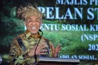 Ahmad Zahid menyampaikan amanatnya pada majlis pelancaran Pelan Strategik Penentu Sosial Kesihatan Orang Asli (NSPSDHOA) di Kampung Air Banun pada Isnin. Foto Bernama 