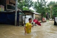 Lebih 32,800 penduduk hilang tempat tinggal dan kini ditempatkan di pusat-pusat pemindahan atau menumpang di rumah saudara-mara mereka. Foto AP 
